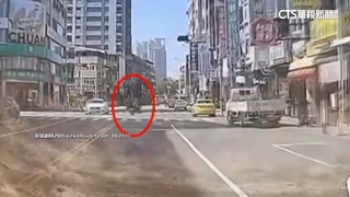 婦突左切！男騎士撞上噴飛　警：雙方均違規將開罰