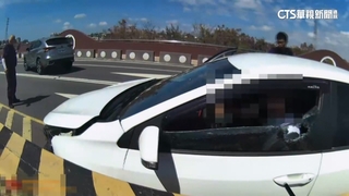 毒品通緝犯開贓車拒檢　違規逆向自撞分隔島被逮