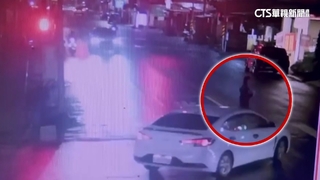 疑視線死角？　汽車左轉「猛撞行人」重摔　頭部受傷