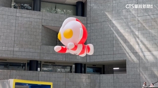 閉幕加碼驚喜！　2米Q版超人力霸王飛行　民眾搶拍