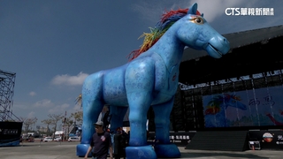 台灣燈會嘉義登場　10公尺高藍色「雨馬」豎立超吸睛