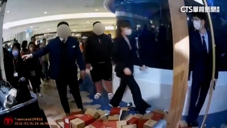 天母百貨暴力攻擊！男誤會被嘲笑　怒毆2櫃姐遭壓制