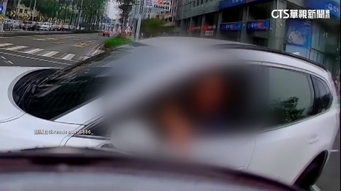 沒待轉號誌！機車騎士直接左轉　遭駕駛逼近按喇叭嗆聲
