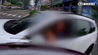 沒待轉號誌！機車騎士直接左轉　遭駕駛逼近按喇叭嗆聲