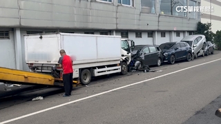疑「未禮讓」釀禍！　兩車路口猛撞　波及路邊17車