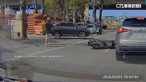 騎士挨撞翻滾爬起　驚險閃過後車竟遇汪汪隊「補刀」
