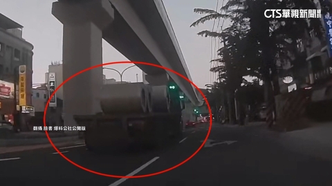 曳引車載「大鋼捲」突掉落　險砸後車！　警依法開罰