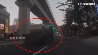 曳引車載「大鋼捲」突掉落　險砸後車！　警依法開罰