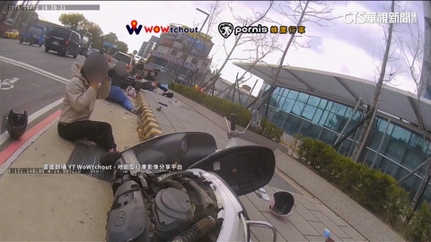 男疑「癲癇發作」失控衝撞　4騎士停等紅燈遭橫掃倒地