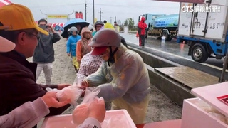 雲林元宵吃飯擔逢大雨　信徒吃平安熱情不減