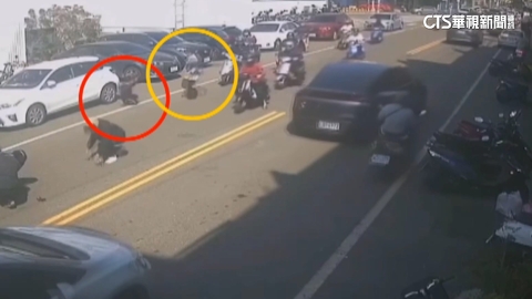 【台語新聞】男童路旁竄出! 雙載騎士急剎慘摔滑行 3人擦挫傷