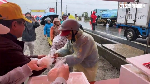 【台語新聞】雲林元宵吃飯擔逢大雨 信徒吃平安熱情不減