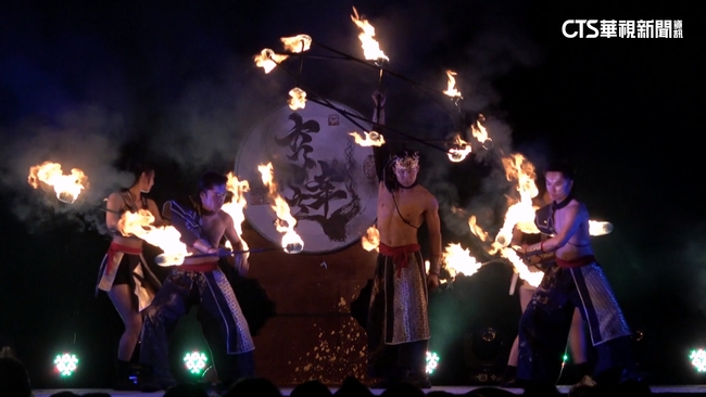 【台語新聞】攜手在地樂團！火舞團秀身手　逾3千人冒雨搶看