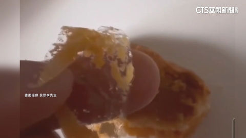 被「加料」！　民眾大啖宜蘭名店狀元餅　內餡竟藏「塑膠膜」