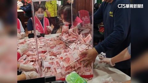 彰化南瑤宮開箱香油錢！　滿桌「鈔票硬幣海」逾300萬
