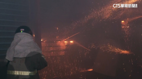 200萬發齊放！台南鹽水蜂炮重頭戲登場　5遊客遭炸傷