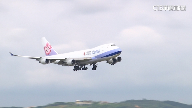 外籍男搭機抽電子煙、拍打空服員屁股　華航：通報航警接手處理 | 華視新聞