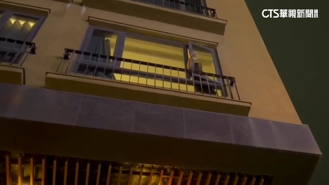 台東真人版「散財童子」現身陽台　狂撒百元鈔、孩爭搶