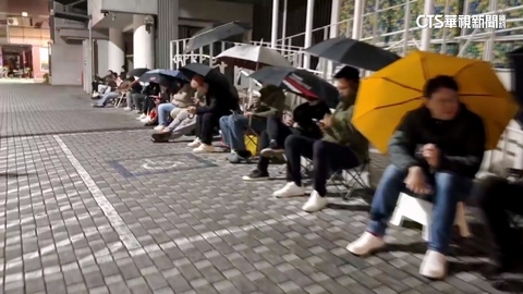 【台語新聞】搶報私立幼兒園！　家長頂風雨夜排　代排業者嗅商機