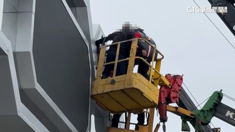 台灣燈會傳意外　工人遭迎賓拱門夾傷手臂送醫