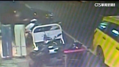 運將擦撞路邊機車「急塞現金」　騎士「拒私了」爆爭執