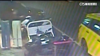 運將擦撞路邊機車「急塞現金」　騎士「拒私了」爆爭執