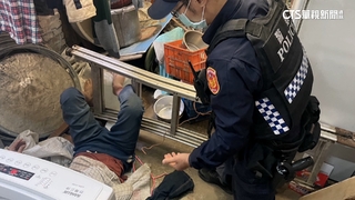 楠西地震鋁梯倒壓老翁　困18小時獲救.送醫無礙