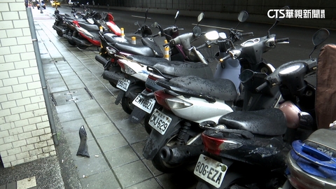 人行道上起步暴衝連撞8機車　8旬騎士稱「油門卡住」