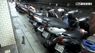 人行道上起步暴衝連撞8機車　8旬騎士稱「油門卡住」