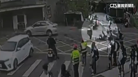 【台語新聞】嬤騎車載13歲孫女放學與機車相撞　2車3人飛起摔地