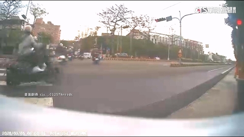 趕上課？　弘光大學前路口紅燈　機車群瘋狂左轉進校門