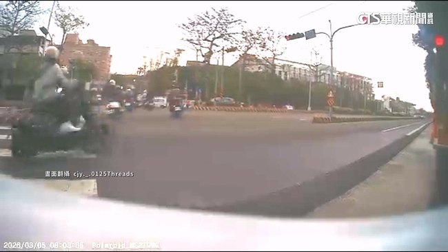 趕上課？　弘光大學前路口紅燈　機車群瘋狂左轉進校門 | 華視新聞