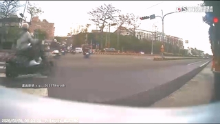 趕上課？　弘光大學前路口紅燈　機車群瘋狂左轉進校門