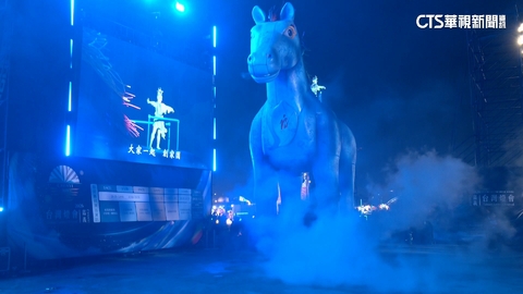 紙風車劇團「雨馬」抵燈會現場　翁章梁與觀眾沉浸其中