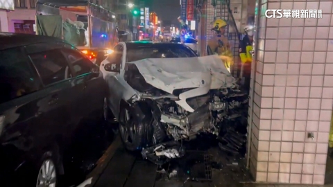 宜蘭嚴重車禍！　白色轎車失控追撞多車「3重傷1命危」