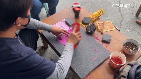 台人瘋棒球「TeamTaiwan」　球迷赴宮廟「打小人」