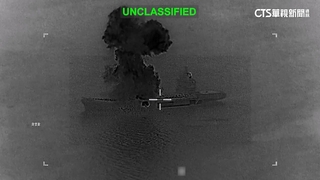 美軍打擊伊朗無人機航母　艦身頭尾被飛彈轟炸