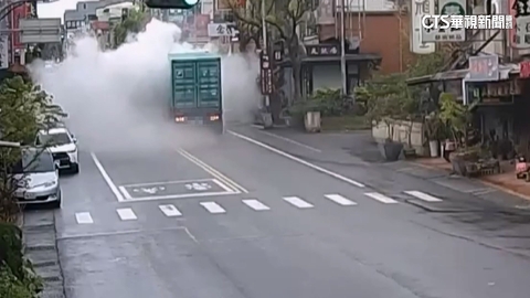 【台語新聞】疑渦輪故障狂冒白煙　曳引車停路中間等救援