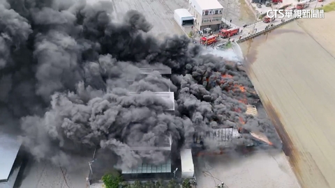 塑膠倉庫大火！　黑煙竄天宛如「黑雲海」　空氣品質拉警報