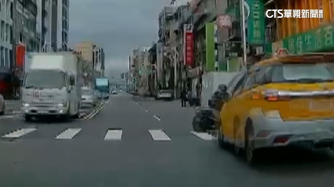 無照小黃撞飛騎士！　波及路邊卸貨司機　害2人骨折