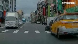 無照小黃撞飛騎士！　波及路邊卸貨司機　害2人骨折