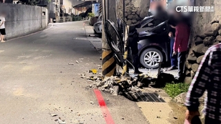 淡水小貨車撞歪電桿肇逃　警追就醫駕駛