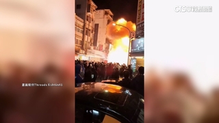 元宵放炮「火竄逾3樓高」直衝天際　民眾嚇壞急閃