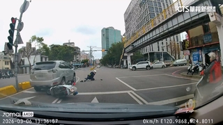 無照違規拒檢撞車又撞警　員警腳.尾椎擦挫傷
