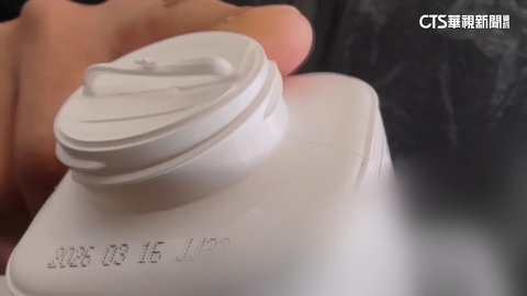 鮮奶瓶身見2小洞！民眾疑「被加料」　超商：調監視器清查