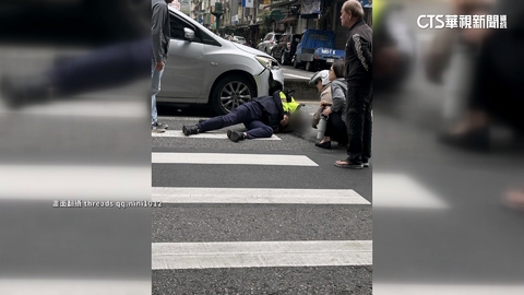 台北交警騎車遭後車追撞！　車殼零件噴飛.右手肘傷