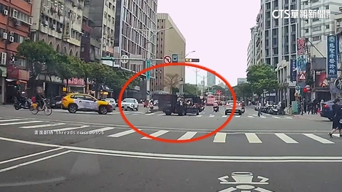 託運業者疑「沒綁穩機車」　轉彎掉落重摔路面