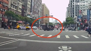 託運業者疑「沒綁穩機車」　轉彎掉落重摔路面