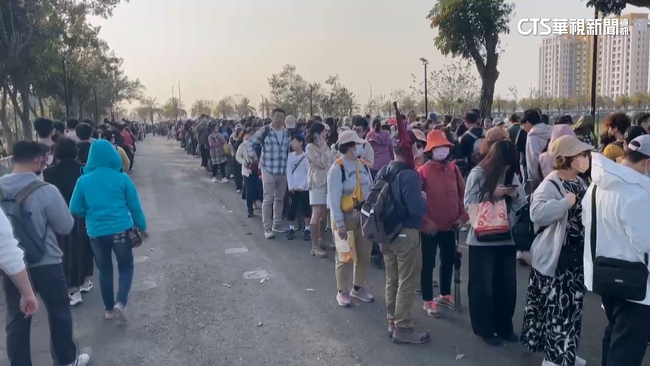 燈會單日賞燈破200萬人次　接駁車人潮如媽祖遶境