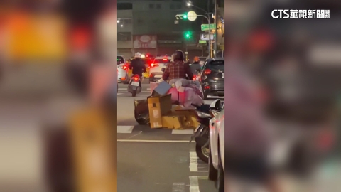 「移動回收站.任意門」趴趴走　機車誇張載運已觸法